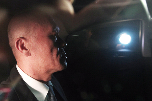 조세포탈 혐의를 받고 있는 전두환 전 대통령의 차남 전재용씨가 4일 새벽 조사를 마치고 서울 중앙지검을 나서고 있다.  이언탁 utl@seoul.co.kr