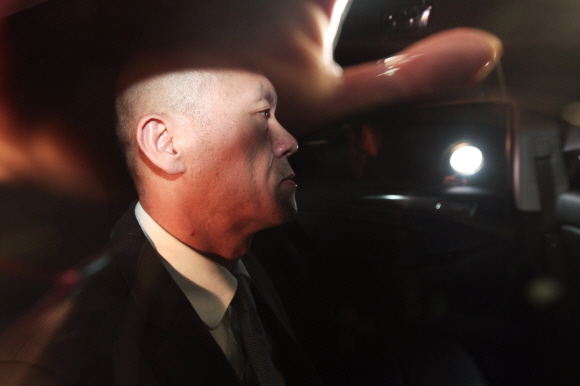 조세포탈 혐의를 받고 있는 전두환 전 대통령의 차남 전재용씨가 4일 새벽 조사를 마치고 서울 중앙지검을 나서고 있다.  이언탁 utl@seoul.co.kr