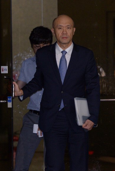 조세포탈 혐의를 받고 있는 전두환 전 대통령의 차남 전재용씨가 4일 새벽 조사를 마치고 서울 중앙지검을 나서고 있다.  이언탁 utl@seoul.co.kr