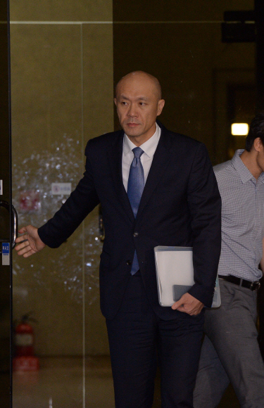 조세포탈 혐의를 받고 있는 전두환 전 대통령의 차남 전재용씨가 4일 새벽 조사를 마치고 서울 중앙지검을 나서고 있다.  이언탁 utl@seoul.co.kr