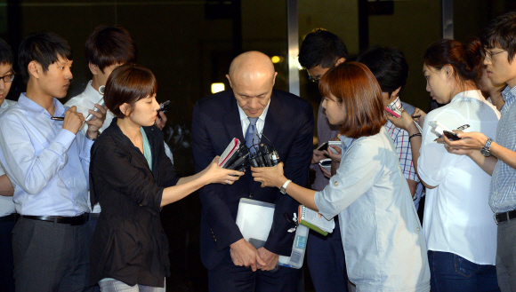 조세포탈 혐의를 받고 있는 전두환 전 대통령의 차남 전재용씨가 4일 새벽 조사를 마치고 서울 중앙지검을 나서고 있다.  이언탁 utl@seoul.co.kr