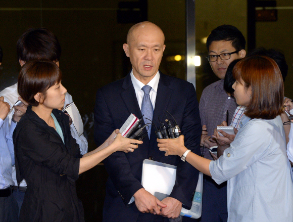 조세포탈 혐의를 받고 있는 전두환 전 대통령의 차남 전재용씨가 4일 새벽 조사를 마치고 서울 중앙지검을 나서고 있다.  이언탁 utl@seoul.co.kr