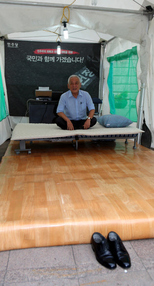 국정원 개혁 등을 주장하며 천막농성에 돌입한 김한길 민주당 대표가 27일 시청 앞 서울광장에 마련된 천막에 앉아 있다.  연합뉴스