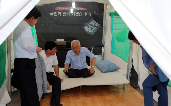 국정원 개혁 등을 주장하며 27일 천막농성에 돌입한 김한길 민주당 대표가 시청 앞 서울광장에 설치된 천막에서 의원들과 대화하고 있다.  연합뉴스