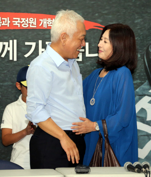 김한길 민주당 대표의 부인 최명길씨(오른쪽)가 3일 밤 시청 앞 천막 당사를 방문해 김대표를 만나고 있다. 연합뉴스