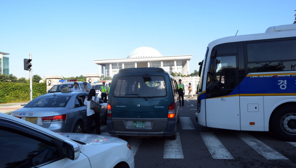 이석기 통합진보당 의원에 대한 체포동의안 본회의 표결을 있는 4일 국회 주변에서 경찰 경계가 강화 되고 있다. 사진은 경찰이 국회 정문을 통제하면서 방문 차량 탑승자들의 신원을 확인하느라 차량이 밀려있는 모습. 정연호기자 tpgod@seoul.co.kr