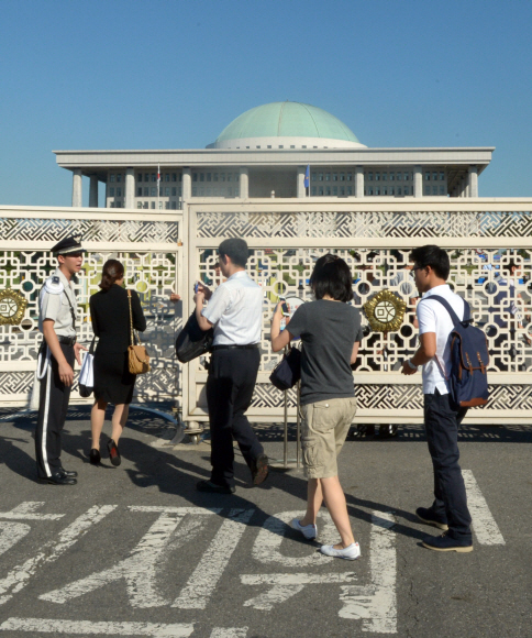 이석기 통합진보당 의원에 대한 체포동의안 본회의 표결을 있는 4일 국회 주변에서 경찰 경계가 강화 되고 있다. 정연호기자 tpgod@seoul.co.kr