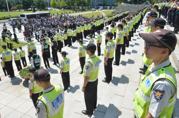 이석기 통합진보당 의원에 대한 체포동의안 처리를 앞두고 있는 4일 오전 서울 여의도 국회의사당 본관 앞 주위를 경찰이 통제하고 있다. 정연호 기자 tpgod@seoul.co.kr