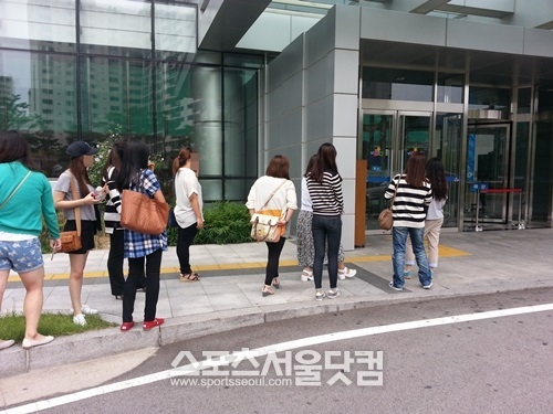 강성훈의 팬들이 서울북부지방검찰청 앞에서 석방된 강성훈이 나오기를 기다리고 있다.