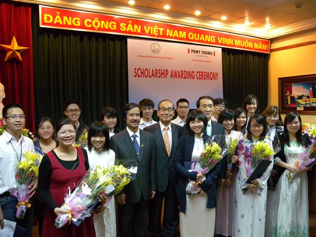 지난해 11월 베트남 호찌민국립대와 하노이국립대에서 포니정재단의 장학증서를 받은 대학생들이 김진현(앞줄 왼쪽부터 네 번째) 포니정재단 이사장 등과 기념 촬영을 하고 있다. 현대산업개발 제공
