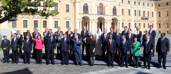 박근혜(앞줄 오른쪽에서 세 번째) 대통령을 비롯해 주요 20개국(G20) 정상회의에 참석한 정상들과 국제기구 대표들이 6일(현지시간) 러시아 상트페테르부르크 콘스탄티놉스키궁 내 야외 광장에서 단체 사진을 찍고 있다. 상트페테르부르크 연합뉴스