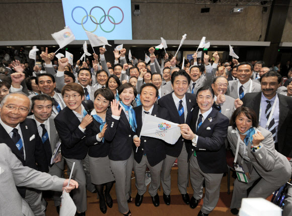 7일(현지시간) 2020년 도쿄 올림픽 개최가 확정된 뒤 아르헨티나 부에노스아이레스의 국제올림픽위원회(IOC) 총회장에서 도쿄 유치위원회 관계자들이 기쁨을 나누고 있다.  연합뉴스