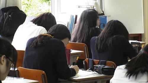서울 시내의 한 고등학교에서 고3 수험생들이 공부에 집중하고 있다.<br>EBS 제공