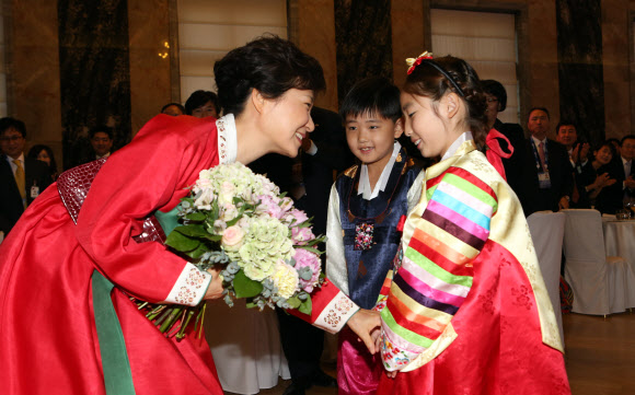 러시아 상트페테르부르크 G20 정상회의를 마친 박근혜 대통령이 6일 오후(현지시간) 미하일로프스키궁에서 열린 동포만찬 간담회에서 화동들로부터 꽃다발을 받고 있다.  연합뉴스