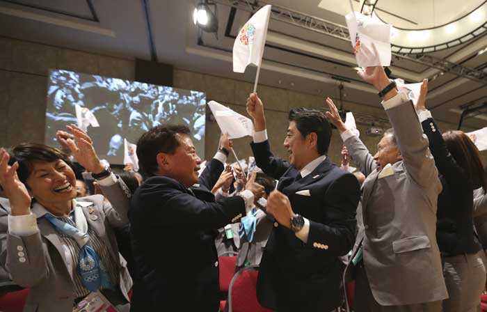 8일 제125차 국제올림픽위원회(IOC) 총회가 열린 아르헨티나 부에노스아이레스 회의장에서 아베 신조(왼쪽에서 세번째) 일본 총리가 2010년 제32회 하계올림픽 개최지로 도쿄가 선정되자 올림픽 유치위원회 관계자들과 함께 환호하고 있다. 아베 총리는 이날 2020년 도쿄올림픽을 15년간 계속된 디플레이션에서 탈출해 일본 경제를 성장시킬 기폭제로 삼겠다고 밝혔다. 부에노스아이레스=AP/뉴시스