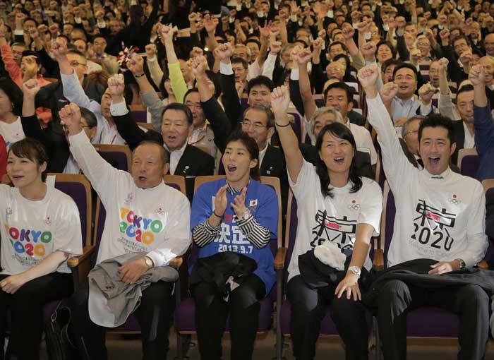 미야케 히로미(三宅宏実), 요시유키 미야케, 요시다 사오리(吉田沙保里), 시바타 아이, 미야시타 준이치(宮下 純一) (왼쪽에서 오른쪽) 등 일본 올림픽 출전 선수들이 8일 오전 도쿄에 있는 도쿄도청에서 대형화면으로 실황 중계된 IOC총회 2020년 하계 올림픽 개최지 선정에서 도쿄가 선정됐다는 소식에 기뻐하고 있다. 도쿄는 이날 경쟁도시 스페인 마드리드와 터키 이스탄불을 누르고 올림픽 개최지로 선정됐다. 도쿄=AP/뉴시스