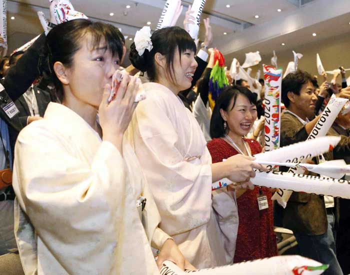 기모노를 착용한 일본 여성이 7일 아르헨티나 부에노스아이레스에 있는 한 호텔에서 실황 중계된 IOC총회 2020년 하계 올림픽 개최지 선정에서 도쿄가 선정됐다는 소식에 기쁨의 눈물을 흘리고 있다. 일본인 150명이 이날 부에노스아이레스까지 와서 TV를 보며 도쿄 올림픽 개최지 선정을 응원했다. 부에노스아이레스=AP/뉴시스