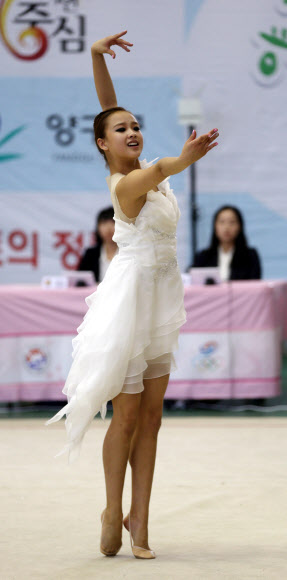 손연재가 9일 오후 강원 양구군 문화체육회관에서 열린 제38회 KBS배 전국리듬체조대회에서 갈라쇼를 선보이고 있다.  연합뉴스
