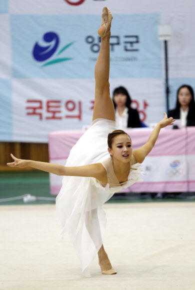 손연재가 9일 오후 강원 양구군 문화체육회관에서 열린 제38회 KBS배 전국리듬체조대회에서 갈라쇼를 선보이고 있다.  연합뉴스