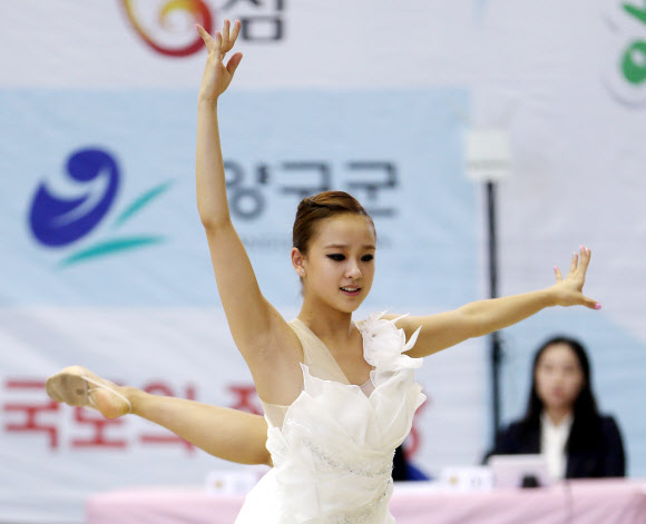 손연재가 9일 오후 강원 양구군 문화체육회관에서 열린 제38회 KBS배 전국리듬체조대회에서 갈라쇼를 선보이고 있다.  연합뉴스