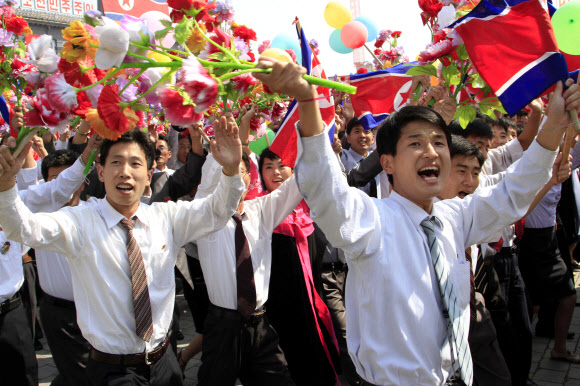 북한의 정권 수립 기념일인 9·9절 65돌을 맞은 9일 평양 김일성광장에서 북의 예비 병력인 ‘노농적위군’이 대규모 열병식을 펼치고 있다. AP 연합뉴스