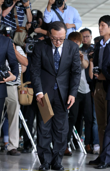 머리숙여 사죄하는 전재국 전두환 전 대통령의 장남인 재국씨가 10일 오후 미납 추징금 자진 납부계획서를 제출하기 위해 서울 서초동 서울중앙지검으로 들어서며 머리를 숙이고 있다. 연합뉴스