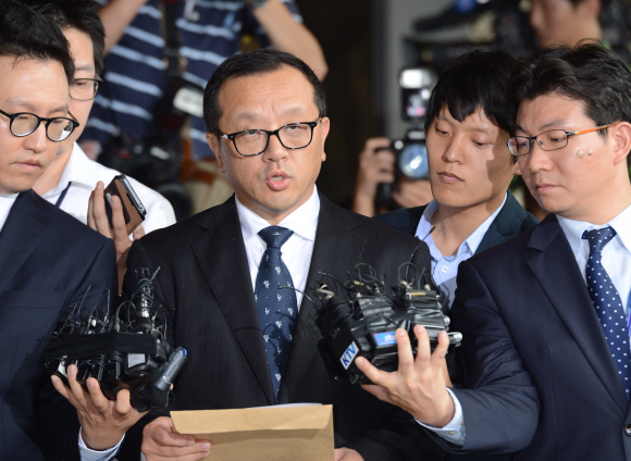 전두환씨의 장남 전재국 시공사 대표가 10일 서울중앙지검에서 미납추징금 1672억원의 납부계획을 발표하고 있다.  도준석 기자 pado@seoul.co.kr