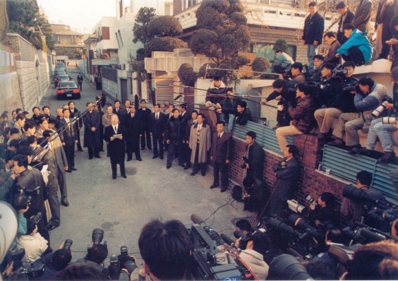 전두환 전 대통령이 자택앞 골목에서 측근인사들과 보도진들이 지켜보는 가운데 대국민성명을 발표하고 있다. 이른바 ‘골목성명’을 발표한 뒤 추징금 완납을 결정하기까지 18년 남짓 걸렸다.