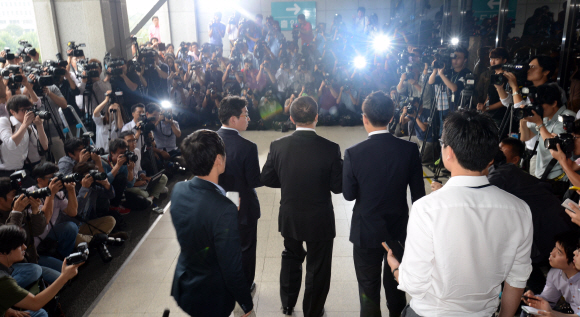 10일 오전 서울 서초구 서울지방검찰청으로 전두환 대통령 추징금 관련하여 장남 전재국씨가 검찰청으로 들어서고 있다.  박지환 popocar@seoul.co.kr