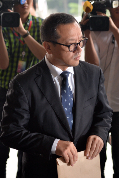 10일 오전 서울 서초구 서울지방검찰청으로 전두환 대통령 추징금 관련하여 장남 전재국씨가 검찰청으로 들어서고 있다.  박지환 popocar@seoul.co.kr