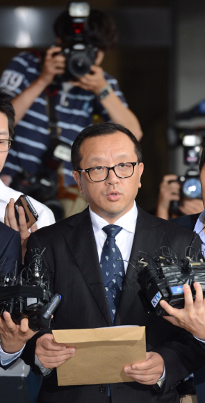 전두환 전 대통령의 장남 전재국 시공사 대표가 서울중앙지방검찰청에서 미납추징금 1672억원의 납부계획을 발표하고 있다.  도준석 pado@seoul.co.kr