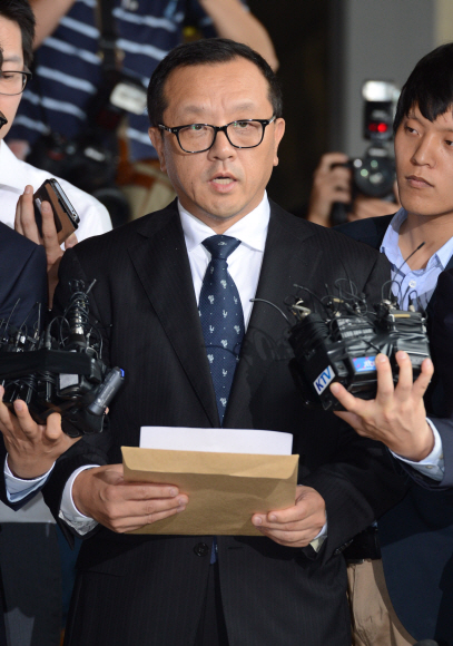 전두환 전 대통령의 장남 전재국 시공사 대표가 서울중앙지방검찰청에서 미납추징금 1672억원의 납부계획을 발표하고 있다.  도준석 pado@seoul.co.kr