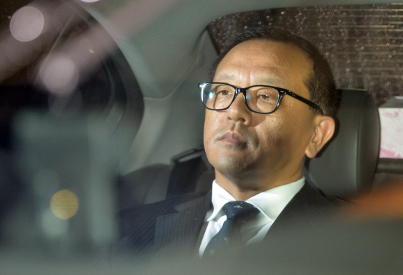 전두환 전 대통령의 장남 전재국 시공사 대표가 미납추징금 1672억원의 납부계획안을 검찰에 제출한 후 차에 올랐다. 박지환 popocar@seoul.co.kr