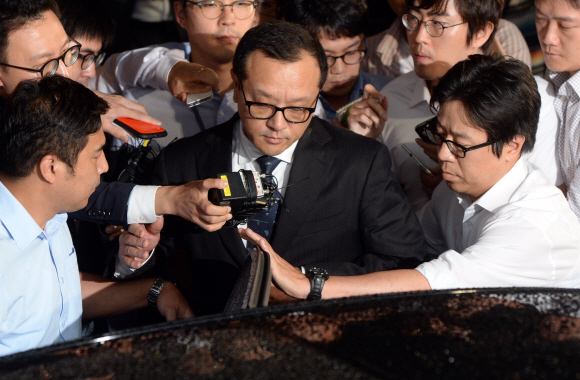 전재국 시공사 대표가 10일 오후 서초동 서울중앙지방검찰청에서 미납추징금 1672억원의 납부계획안을 검찰에 제출한 후 차에 오르고 있다.  정연호 tpgod@seoul.co.kr