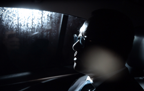 전재국 시공사 대표가 10일 오후 서초동 서울중앙지방검찰청에서 미납추징금 1672억원의 납부계획안을 검찰에 제출한 후 차에 올랐다. 정연호 tpgod@seoul.co.kr