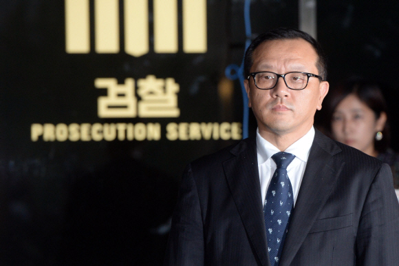 전재국 시공사 대표가 10일 오후 서초동 서울중앙지방검찰청에서 미납추징금 1672억원의 납부계획안을 검찰에 제출한 후 포토라인에 서고 있다.  정연호 tpgod@seoul.co.kr