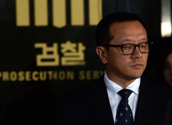 전재국 시공사 대표가 10일 오후 서초동 서울중앙지방검찰청에서 미납추징금 1672억원의 납부계획안을 검찰에 제출한 후 포토라인에 서있다.  정연호 tpgod@seoul.co.kr