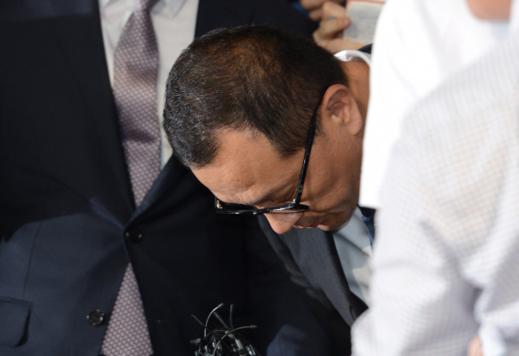 전재국 시공사 대표가 10일 오후 서초동 서울중앙지방검찰청에서 미납추징금 1672억원의 납부계획서와 이행각서 등을 제출한 뒤 다시한번 인사하고 있다.  도준석 pado@seoul.co.kr