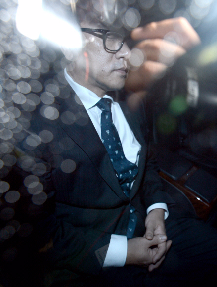 전재국 시공사 대표가 10일 오후 서초동 서울중앙지방검찰청에서 미납추징금 1672억원의 납부계획서와 이행각서 등을 제출한 뒤 청사를 나서고 있다. 박지환 popocar@seoul.co.kr