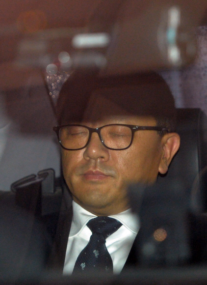 전재국 시공사 대표가 10일 오후 서초동 서울중앙지방검찰청에서 미납추징금 1672억원의 납부계획서와 이행각서 등을 제출한 뒤 청사를 나서고 있다.  박지환 popocar@seoul.co.kr