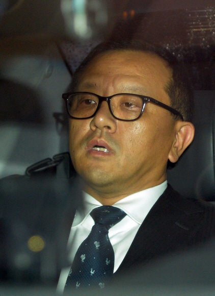 전재국 시공사 대표가 10일 오후 서초동 서울중앙지방검찰청에서 미납추징금 1672억원의 납부계획서와 이행각서 등을 제출한 뒤 청사를 나서고 있다.  박지환 popocar@seoul.co.kr