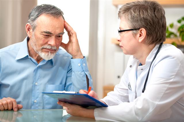 미국 보험사인 시그나보험에 가입한 65세 이상 노인은 회사가 계약한 의사들을 선택해 원하는 진료나 건강진단 서비스를 받을 수 있다. 사진은 보험 계약자(왼쪽)가 메디케어 서비스를 받고 있는 모습. 라이나생명 제공