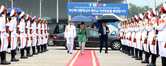 박근혜 대통령이 베트남 국빈방문을 마치고 11일 오전 (현지시간) 하노이 노이바이 수도공항에서 귀국길에 오르고 있다. 연합뉴스