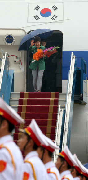 박근혜 대통령이 베트남 국빈방문을 마치고 11일 오전 (현지시간) 하노이 노이바이 수도공항에서 귀국길에 오르고 있다. 연합뉴스