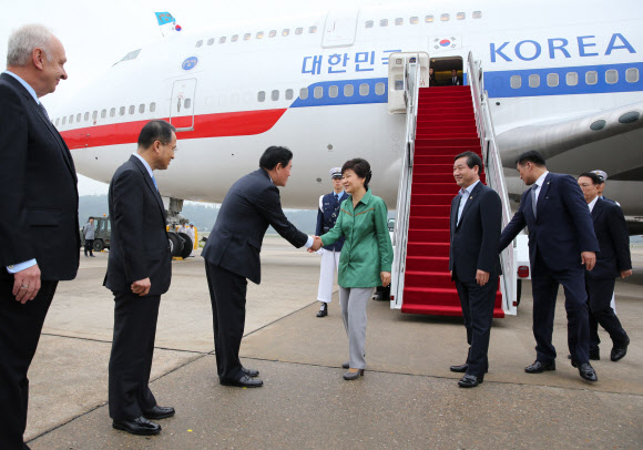 박근혜 대통령이 7박8일간의 러시아.베트남 방문을 마치고 11일 오후 경기도 성남시 서울공항에 도착, 최경환 새누리당 원내대표 등 영접인사들과 악수하고 있다. 연합뉴스
