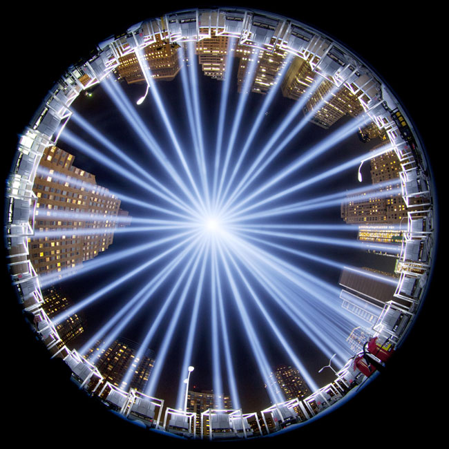 어안렌즈로 촬영한 사진으로, 9일(현지시간) 9·11 테러 희생자들을 기리기 위한 ‘트리뷰트 인 라이트’ 리허설 행사에서 하늘로 발사된 레이저 불빛이 미국 뉴욕의 밤하늘을 밝히고 있다. 【뉴욕=AP/뉴시스】