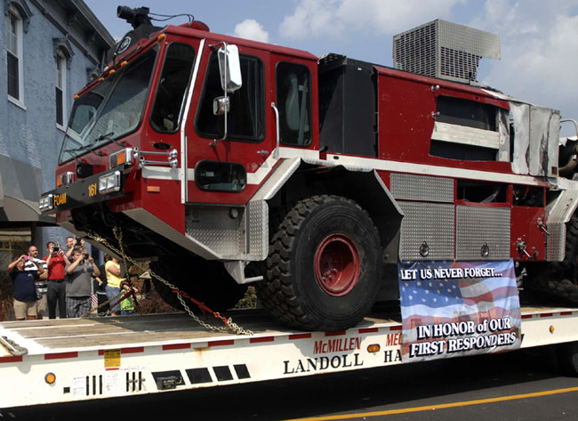 12년 전 9·11 테러 당시 화재 진압을 위해 가장 먼저 출동했던 소방차가 10일 켄터키주 엘리자베스타운에서 같은 주 포트녹스에 있는 조지 패튼 박물관에 전시되기 위해 차량에 실려 이송되고있다.【AP/뉴시스】