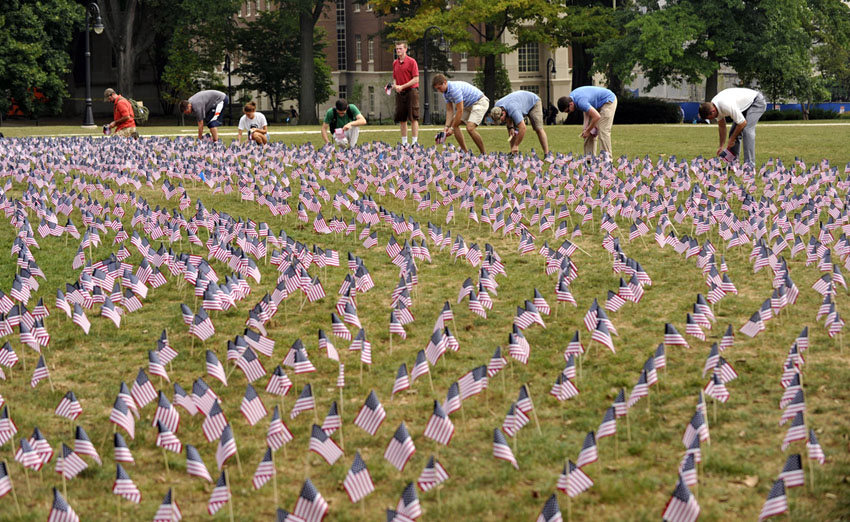 미국의 9.11테러 참사 12주년을 맞은 11일 펜실베니아 대학 학생들이 교정의 유명한 올드메인 잔디밭에 성조기를 심고 있다. 【AP/뉴시스】