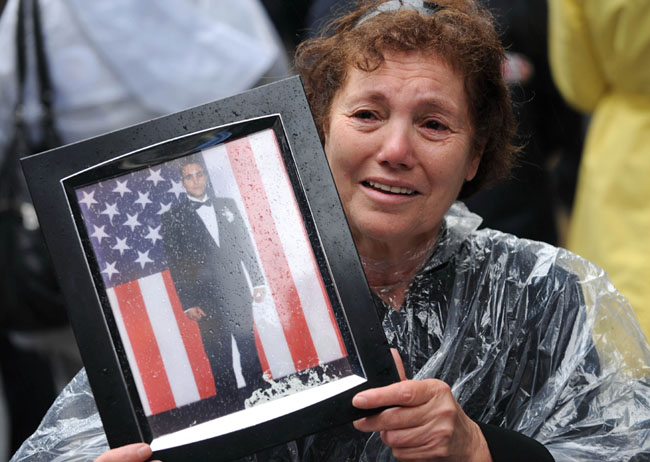 11일(현지시간) 미국 뉴욕의 그라운드 제로에서 911테러 발발 8주기 추모행사가 열린 가운데 한 여성이 희생된 아들의 사진을 들고 울고 있다. 【뉴욕(미 뉴욕주)=신화/뉴시스】