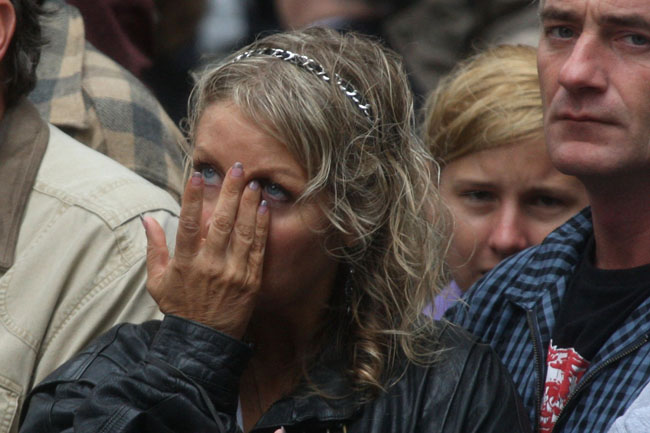 11일(현지시간) 미국 뉴욕의 그라운드 제로에서 911테러 발발 8주기 추모행사가 열린 가운데 한 여성이 눈물을 훔치고 있다. 【뉴욕(미 뉴욕주)=신화/뉴시스】